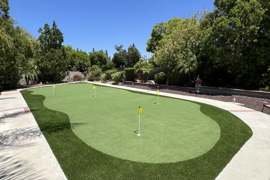 Open-lawn green · park-style setting
