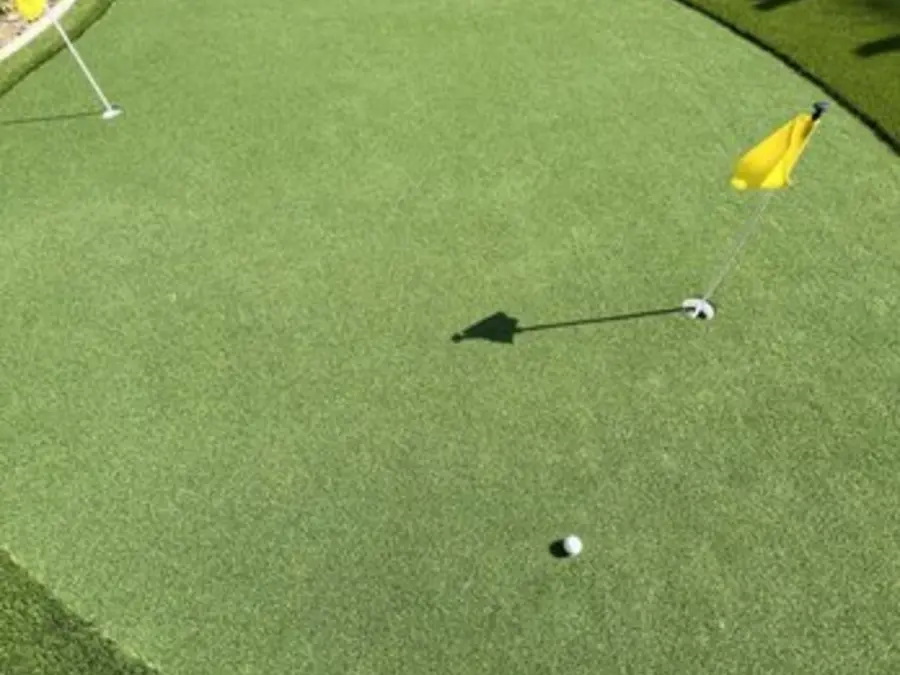Putting green with flag, from this reviewer’s photos